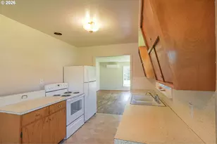 853 W 15th St, Coquille, OR 97423 - Photo 13