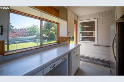 853 W 15th St, Coquille, OR 97423 - Photo 27