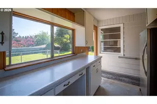 853 W 15th St, Coquille, OR 97423 - Photo 27