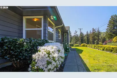 853 W 15th St, Coquille, OR 97423 - Photo 5