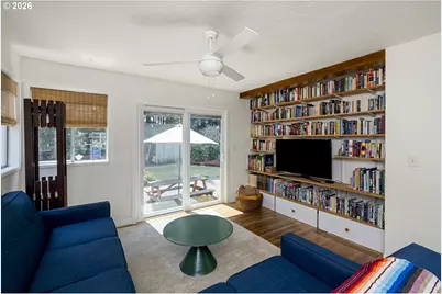 13704 SE Salmon St, Portland, OR 97233 - Photo 9