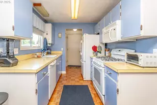 1387 NW Riverview Ave, Gresham, OR 97030 - Photo 9