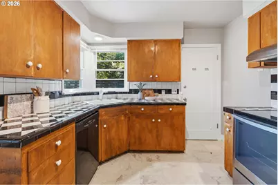 9218 SE Washington St, Portland, OR 97216 - Photo 11
