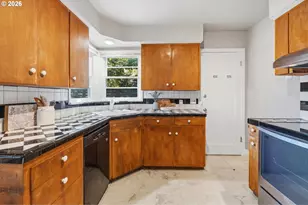 9218 SE Washington St, Portland, OR 97216 - Photo 11