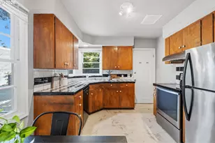 9218 SE Washington St, Portland, OR 97216 - Photo 9