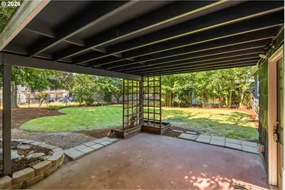 9218 SE Washington St, Portland, OR 97216 - Photo 23