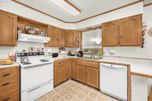 9554 SE Tenino Ct, Portland, OR 97266 - Photo 17