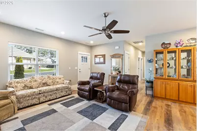 582 Fairway Estates Dr, Sutherlin, OR 97479 - Photo 9