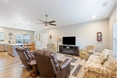 582 Fairway Estates Dr, Sutherlin, OR 97479 - Photo 5