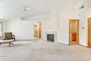 14252 SE Center St, Portland, OR 97236 - Photo 5
