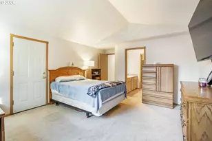 14252 SE Center St, Portland, OR 97236 - Photo 21