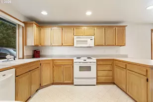 14252 SE Center St, Portland, OR 97236 - Photo 11