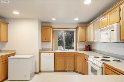 14252 SE Center St, Portland, OR 97236 - Photo 15