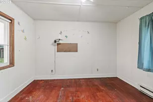 690 N 3rd Pl, Kalama, WA 98625 - Photo 9