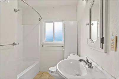 690 N 3rd Pl, Kalama, WA 98625 - Photo 11