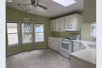 13451 SE Raymond St, Portland, OR 97236 - Photo 11