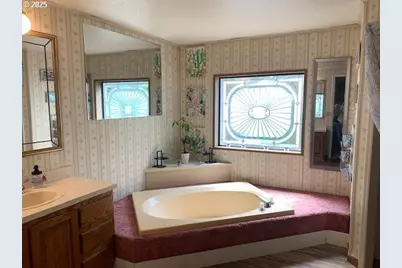 1517 NE Newton Creek Dr, Roseburg, OR 97470 - Photo 13