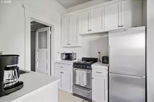 839 SW Green Ave, Portland, OR 97205 - Photo 13