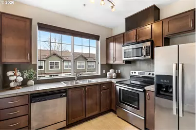 635 NW Lost Springs Ter #401, Portland, OR 97229 - Photo 9