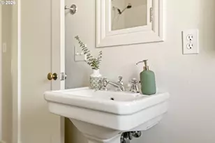 2825 SE Hawthorne Blvd, Portland, OR 97214 - Photo 23