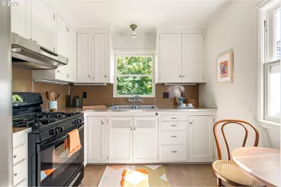 2825 SE Hawthorne Blvd, Portland, OR 97214 - Photo 13