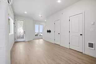 12078 SE Pine St, Portland, OR 97216 - Photo 9
