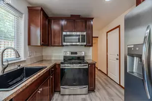 2013 NW Bella Vista Dr, Gresham, OR 97030 - Photo 9