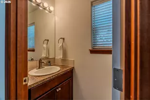 2013 NW Bella Vista Dr, Gresham, OR 97030 - Photo 11