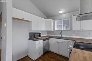 1754 NE 13th St, Lincoln City, OR 97367 - Photo 17