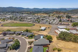 1984 NE Sunset Loop Dr, Roseburg, OR 97470 - Photo 5