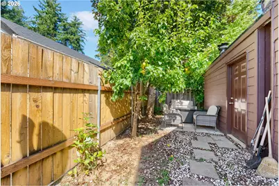1040 NE 104th Ave, Portland, OR 97220 - Photo 23
