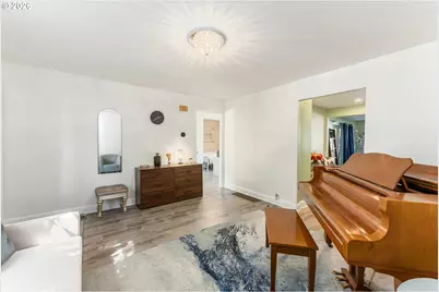 1040 NE 104th Ave, Portland, OR 97220 - Photo 5