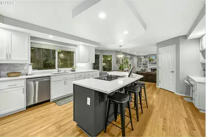 6044 SW Knightsbridge Dr, Portland, OR 97219 - Photo 9