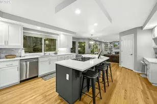 6044 SW Knightsbridge Dr, Portland, OR 97219 - Photo 9