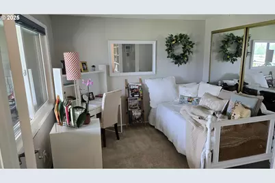 5624 S Riverside Ln, Portland, OR 97239 - Photo 3