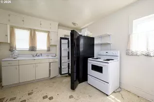 1313 SE Pine St, Roseburg, OR 97470 - Photo 3