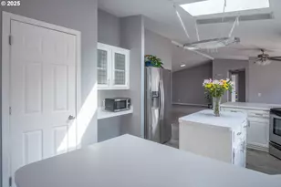 1145 SW Cypress St, McMinnville, OR 97128 - Photo 7