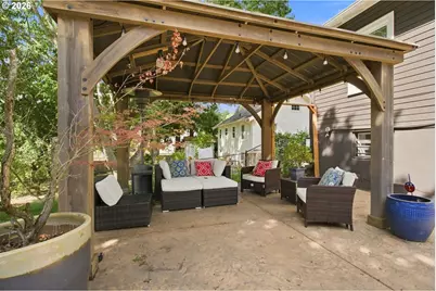 2406 SW Troy St, Portland, OR 97219 - Photo 33