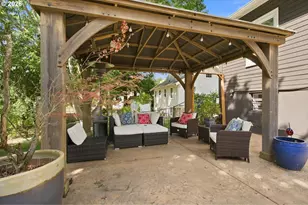 2406 SW Troy St, Portland, OR 97219 - Photo 33
