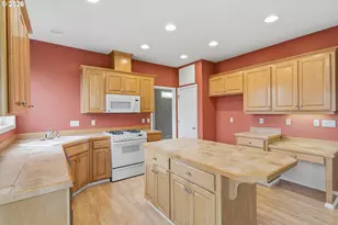 834 Van Buren Dr, Salem, OR 97304 - Photo 13