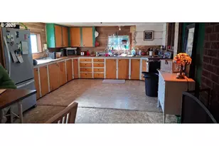 715 9th St SE, Bandon, OR 97411 - Photo 5