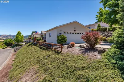104 Angelcrest Ct, Roseburg, OR 97471 - Photo 3