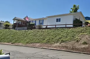 104 Angelcrest Ct, Roseburg, OR 97471 - Photo 3
