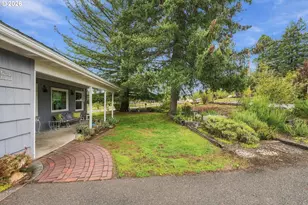 729 NE Locust St, Oakland, OR 97462 - Photo 3