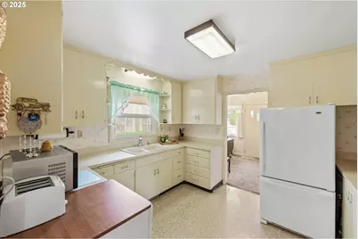 90880 Robertson Ln, Coos Bay, OR 97420 - Photo 17