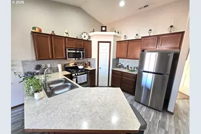 240 W Moore Ave, Hermiston, OR 97838 - Photo 3