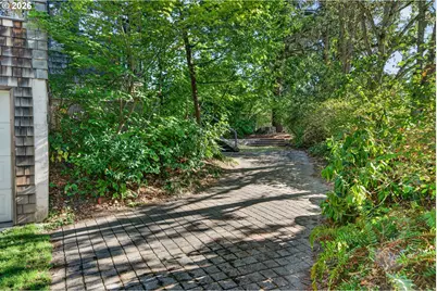2420 Floral Hill Dr, Eugene, OR 97403 - Photo 3