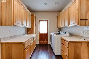 3247 Lakeside Dr, Eugene, OR 97401 - Photo 35