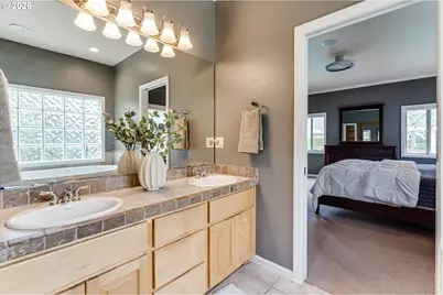 3247 Lakeside Dr, Eugene, OR 97401 - Photo 27