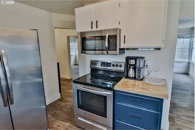 9740 SW 51st Ave, Portland, OR 97219 - Photo 7